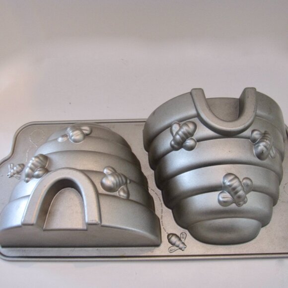 Nordic Ware 3D Beehive Cake Mold 10 Cup Cast Aluminum Pan Bee Hive USA MADE